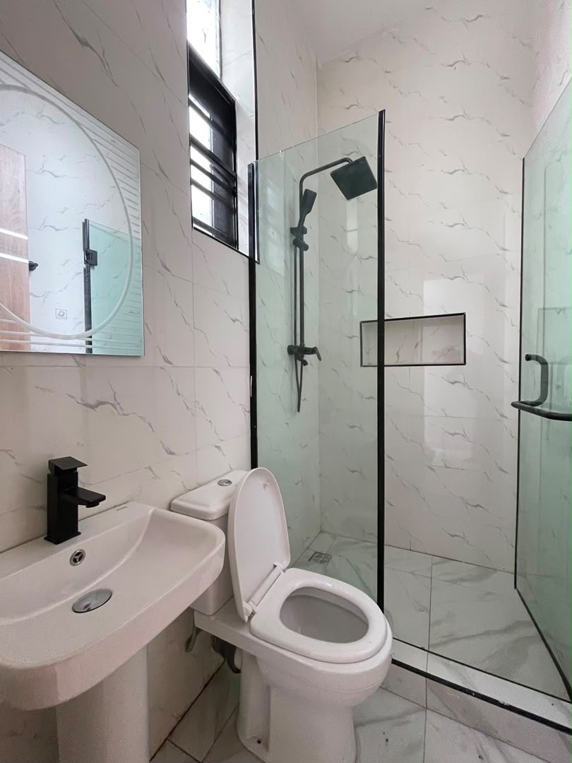 BEAUTIFULLY BUILT 3 BEDROOM DUPLEX image 7