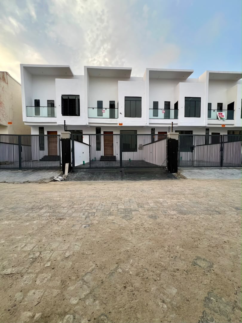 SMARTLY CARVED 1 , 2 AND 3 BEDROOM APARTMENT in Phase 1, Lekki