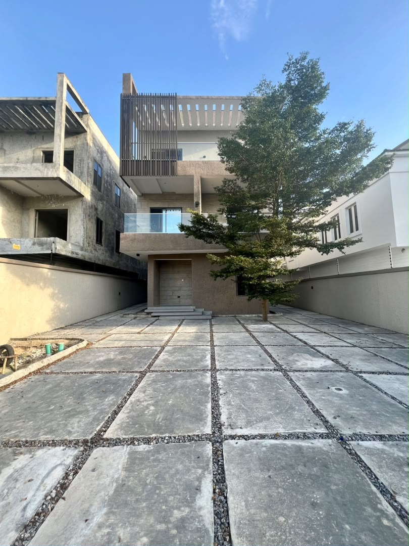 DECENTLY BUILT 5 BEDROOM FULLY DETACHED DUPLEX in Lekki, Lagos