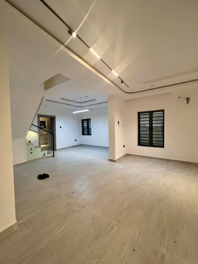 DECENTLY BUILT 5 BEDROOM FULLY DETACHED DUPLEX image 9