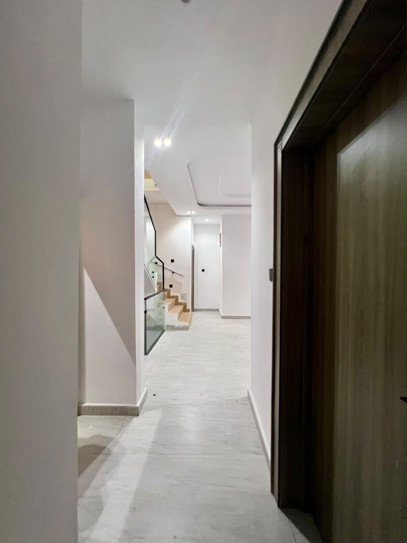 DECENTLY BUILT 5 BEDROOM FULLY DETACHED DUPLEX image 10