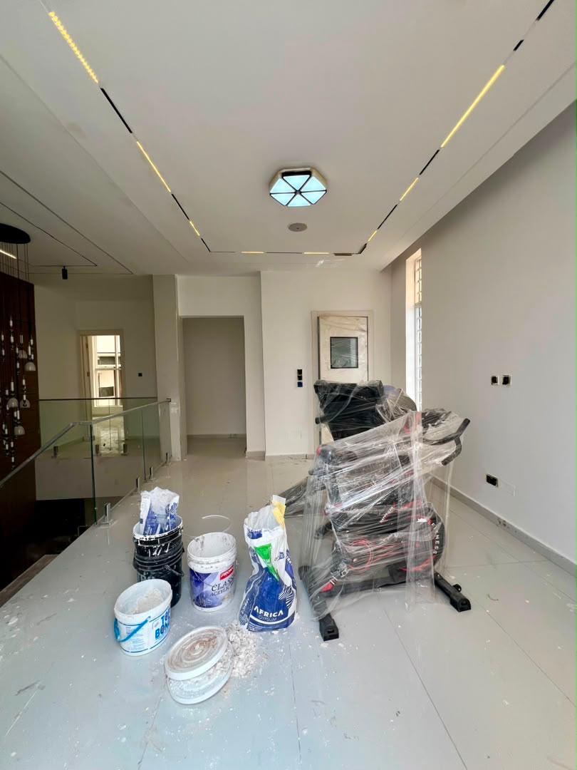 REMARKABLY BUILT 5-BEDROOM SMART HOME image 8