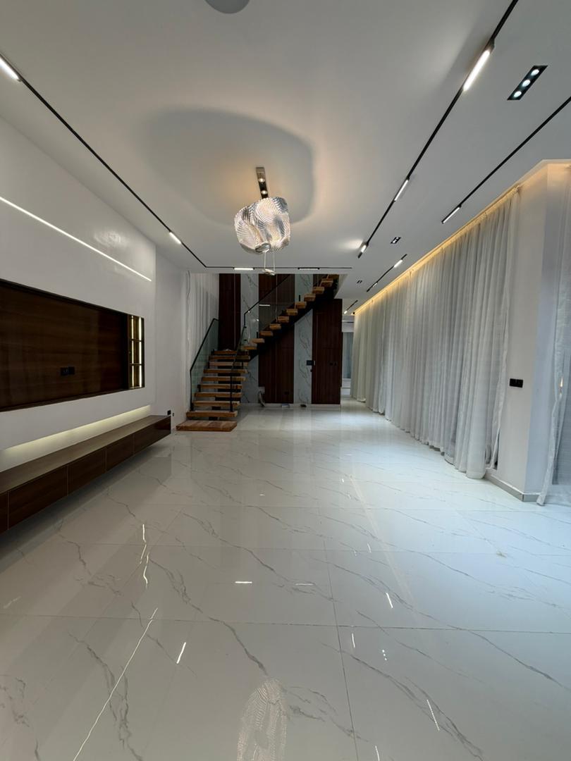 GORGEOUSLY DESIGNED 5-BEDROOM HOME image 13