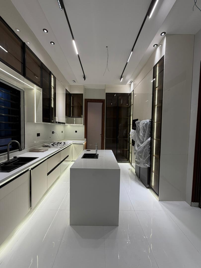 GORGEOUSLY DESIGNED 5-BEDROOM HOME image 5
