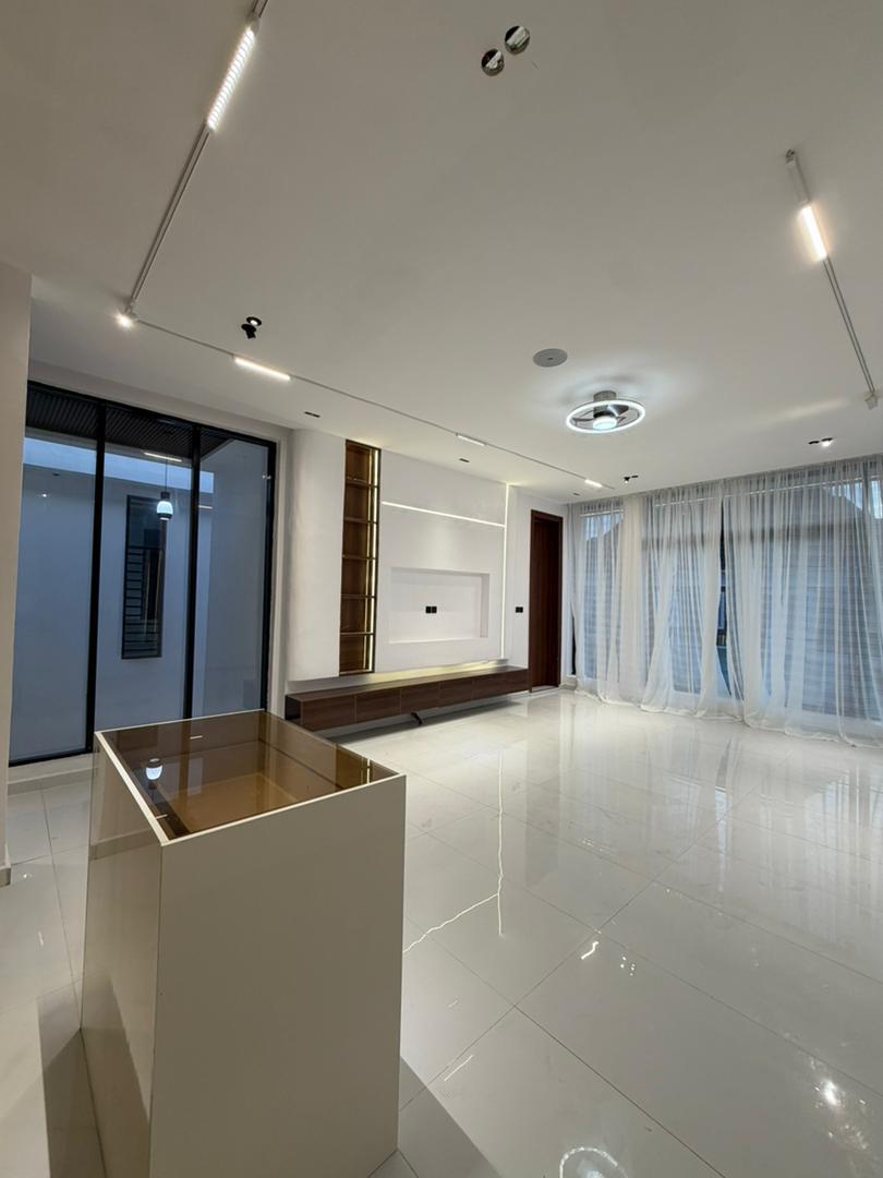 GORGEOUSLY DESIGNED 5-BEDROOM HOME image 9