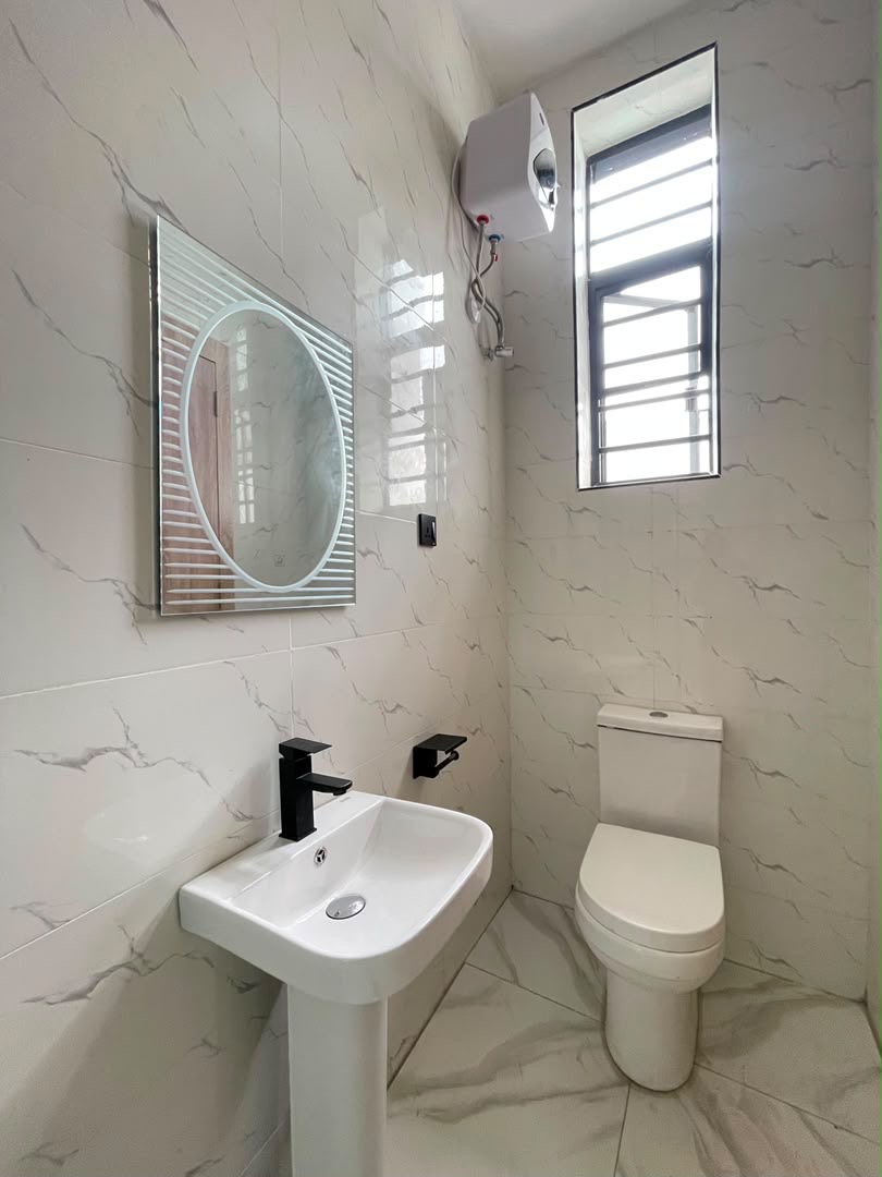 BEAUTIFULLY BUILT 3 BEDROOM DUPLEX image 13