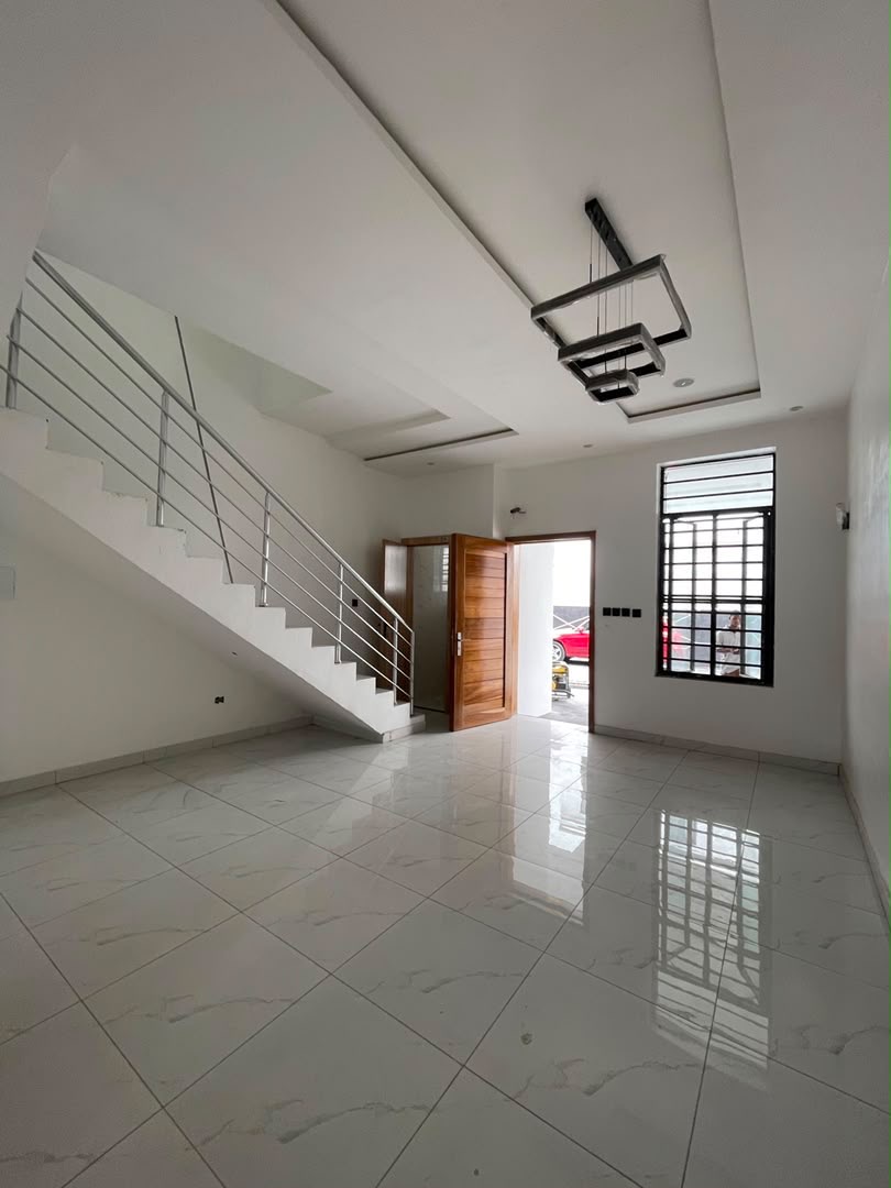 BEAUTIFULLY BUILT 3 BEDROOM DUPLEX image 8