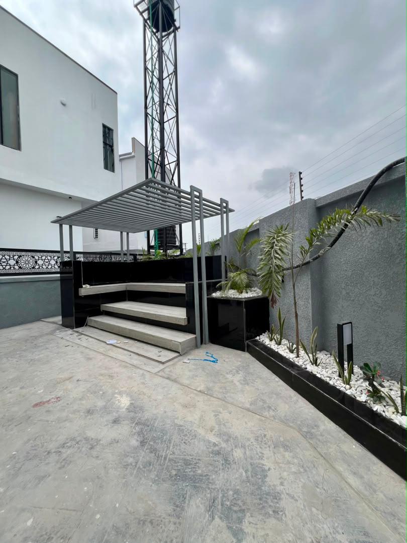 REMARKABLY BUILT 5-BEDROOM SMART HOME image 2