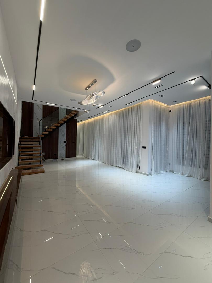 GORGEOUSLY DESIGNED 5-BEDROOM HOME image 12