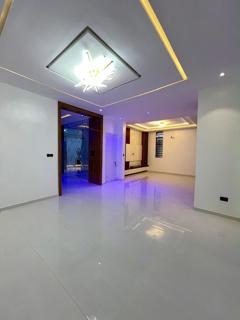 DAZZLING 5 BEDROOM PALATIAL HOME image 7