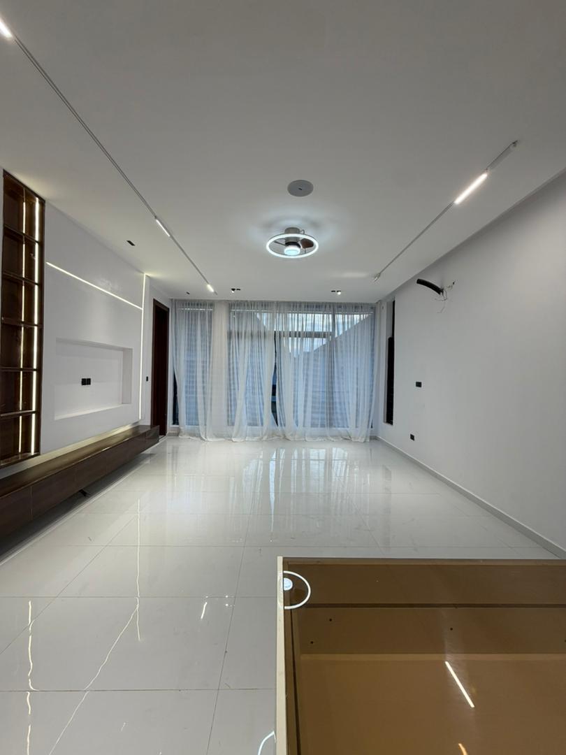 GORGEOUSLY DESIGNED 5-BEDROOM HOME image 4