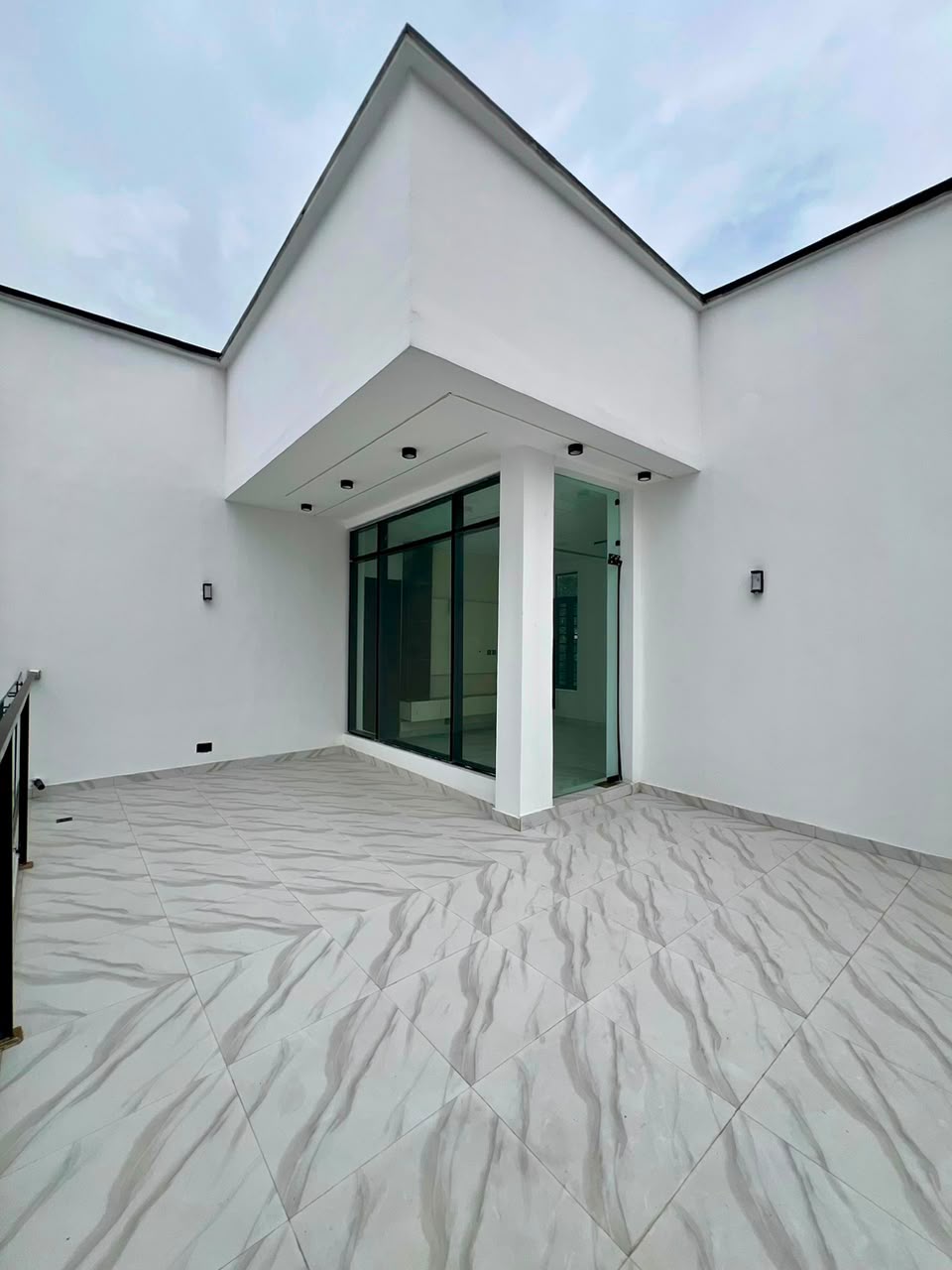 UNIQUE FULLY DETACHED 5 BEDROOM HOME image 3