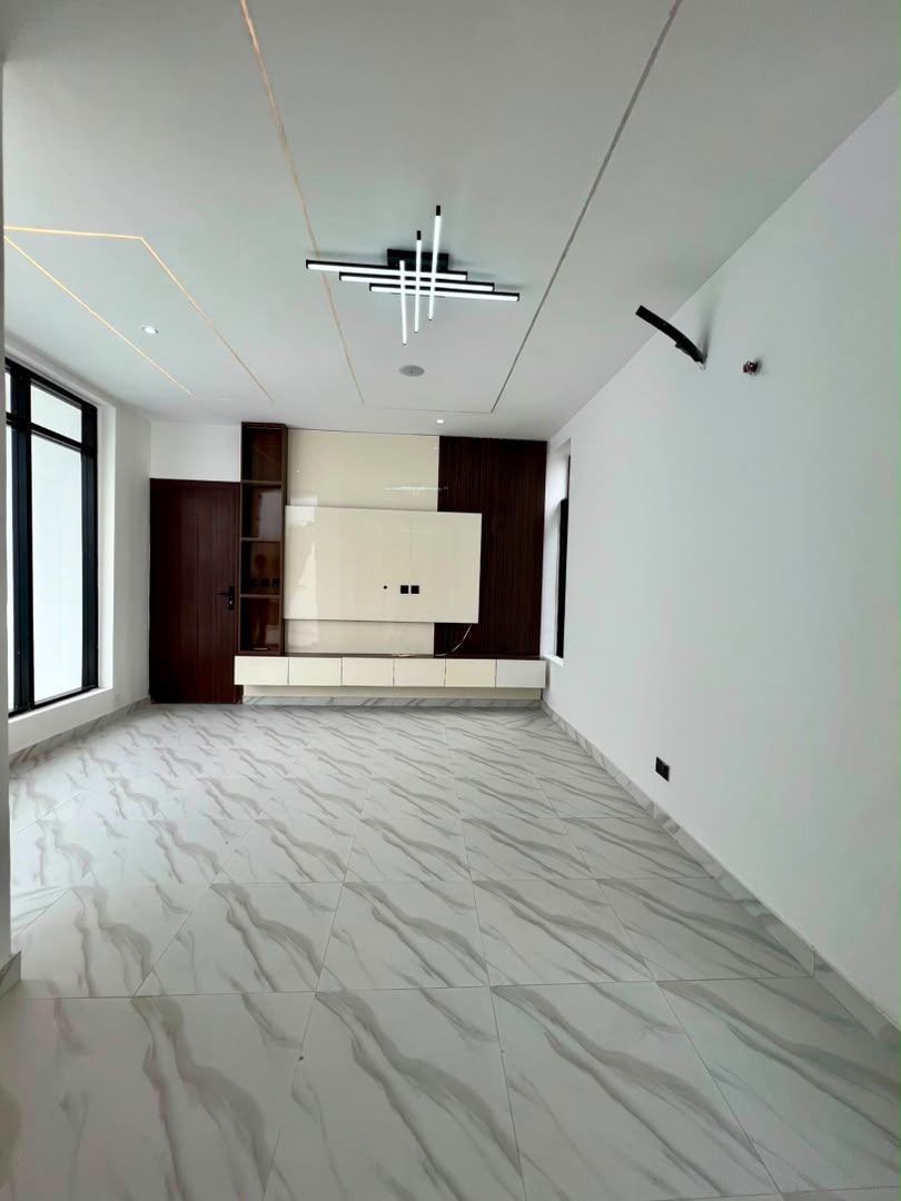 UNIQUE FULLY DETACHED 5 BEDROOM HOME image 9