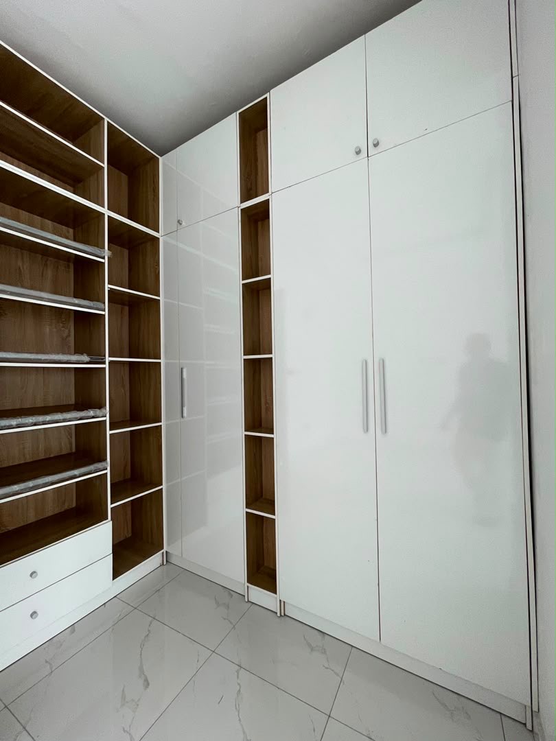 BEAUTIFULLY BUILT 3 BEDROOM DUPLEX image 5