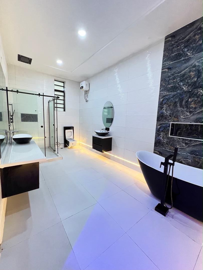 DAZZLING 5 BEDROOM PALATIAL HOME image 4