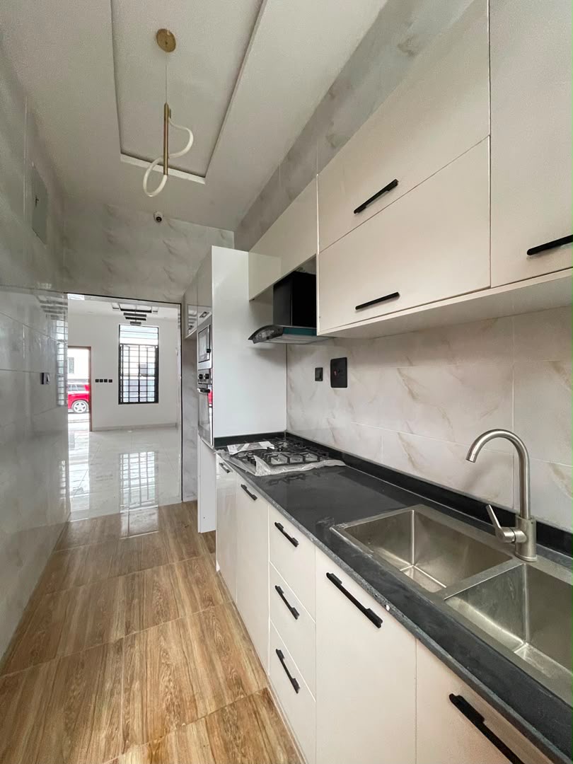 BEAUTIFULLY BUILT 3 BEDROOM DUPLEX image 4
