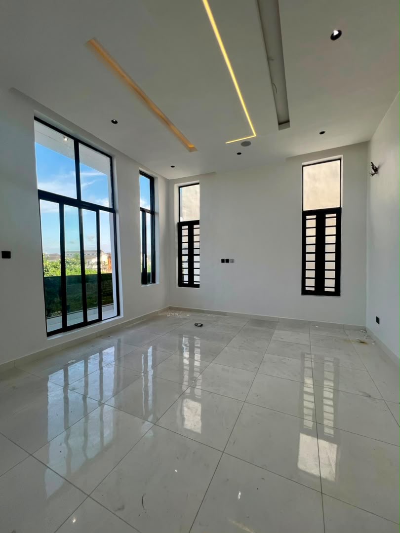 BEAUTIFUL SEMI DETACHED 4 BEDROOM HOME image 12