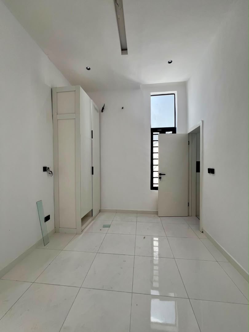 BEAUTIFUL SEMI DETACHED 4 BEDROOM HOME image 9