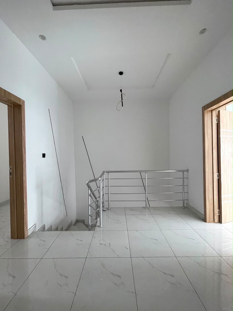 BEAUTIFULLY BUILT 3 BEDROOM DUPLEX image 2