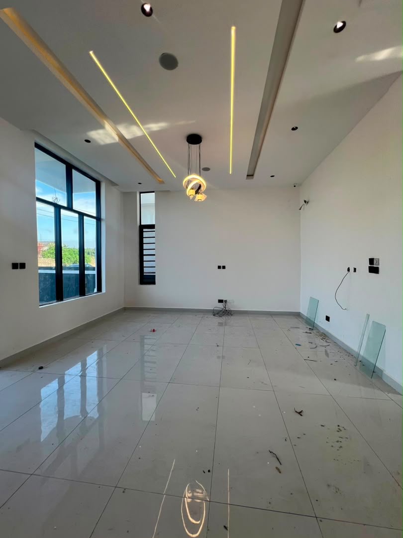 BEAUTIFUL SEMI DETACHED 4 BEDROOM HOME image 3