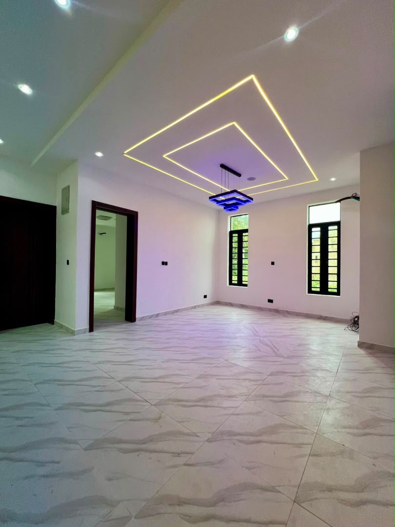UNIQUE FULLY DETACHED 5 BEDROOM HOME image 11