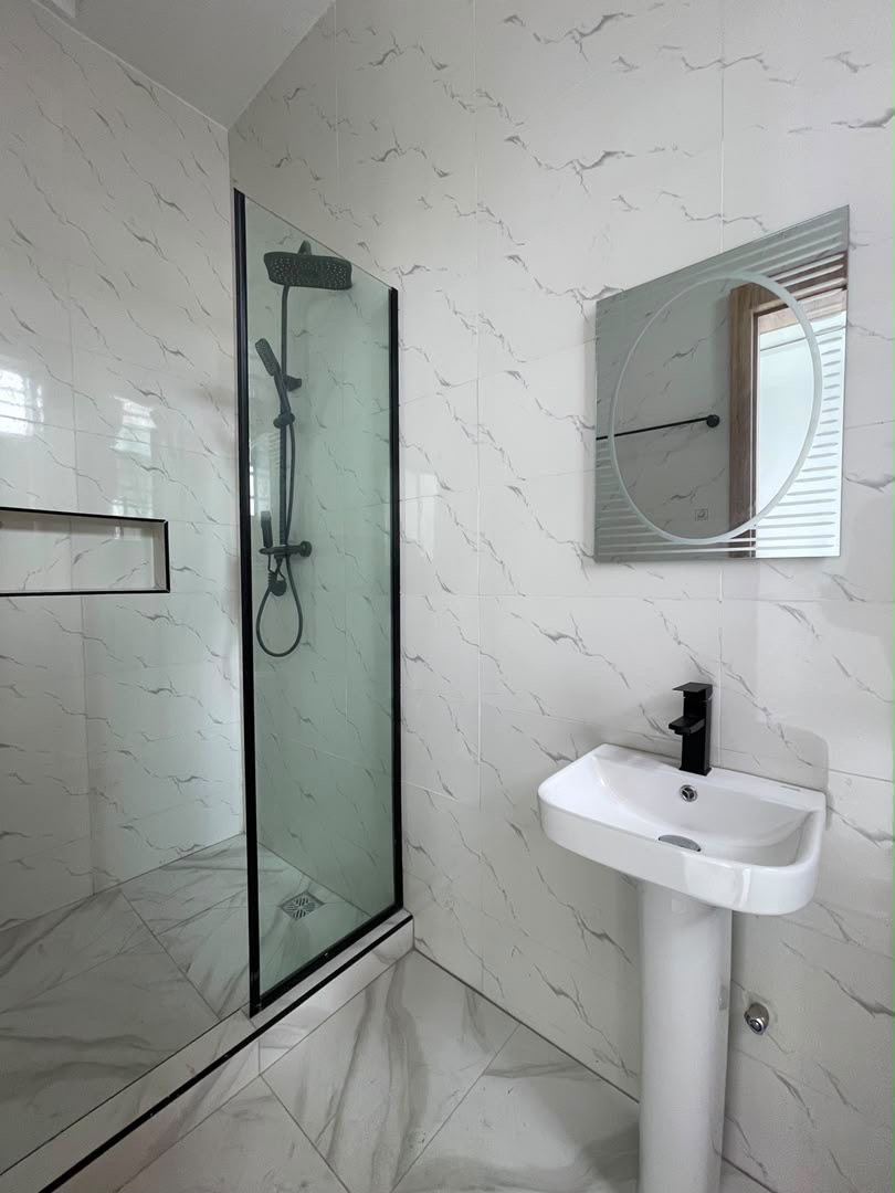 BEAUTIFULLY BUILT 3 BEDROOM DUPLEX image 10