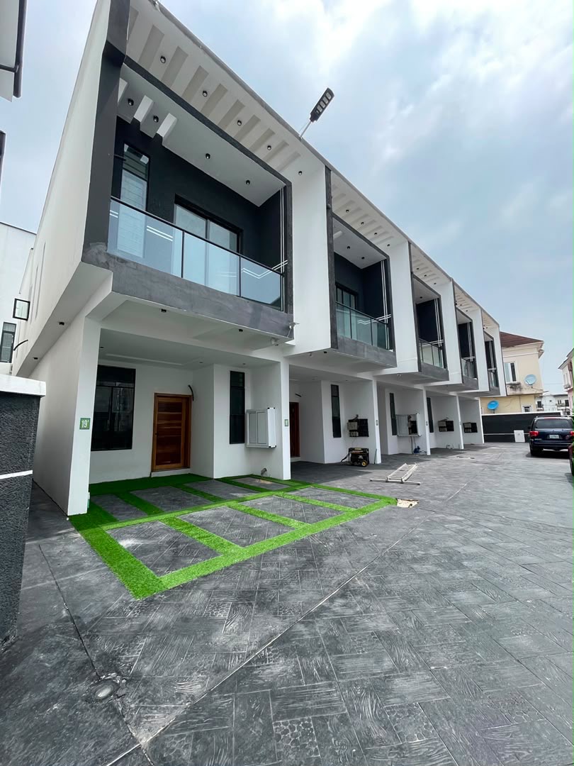 BEAUTIFULLY BUILT 3 BEDROOM DUPLEX in CHEVRON , LEKKI