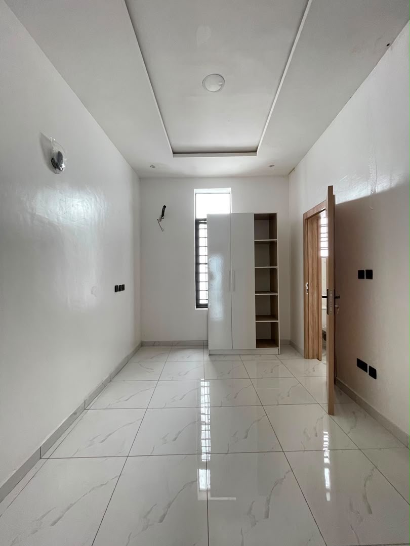 BEAUTIFULLY BUILT 3 BEDROOM DUPLEX image 12