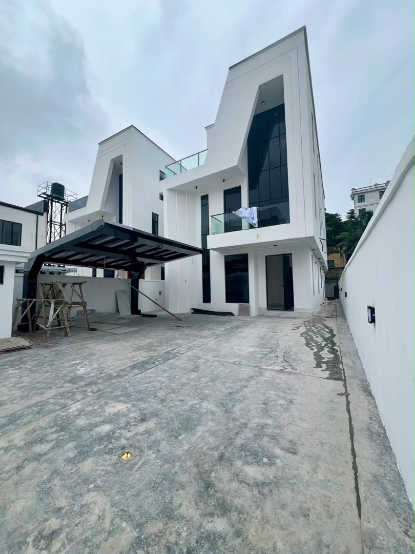 UNIQUE FULLY DETACHED 5 BEDROOM HOME image 2