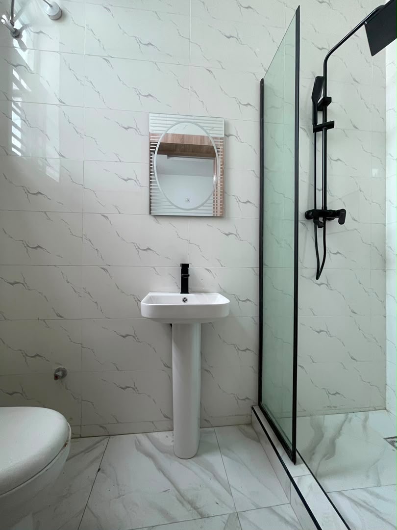 BEAUTIFULLY BUILT 3 BEDROOM DUPLEX image 9