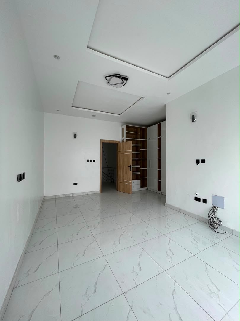 BEAUTIFULLY BUILT 3 BEDROOM DUPLEX image 6